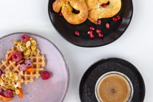 KARE Design Bord Organic Zwart Ø26cm