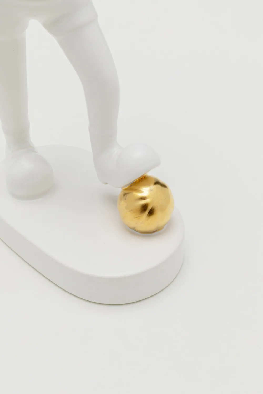 decofiguur_ball_girl_white_cm_4.webp KARE Design Decofiguur Ball Girl White 29cm