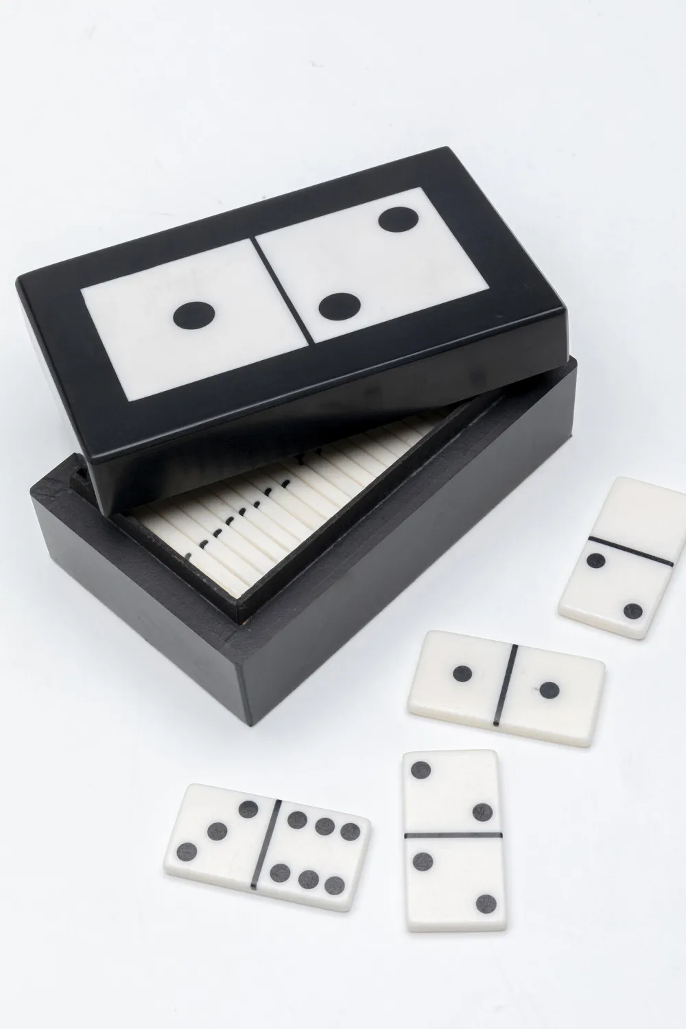 decofiguur_domino_blackwhite_xcm_2.webp KARE Design Decofiguur Domino Black/White 14x5cm