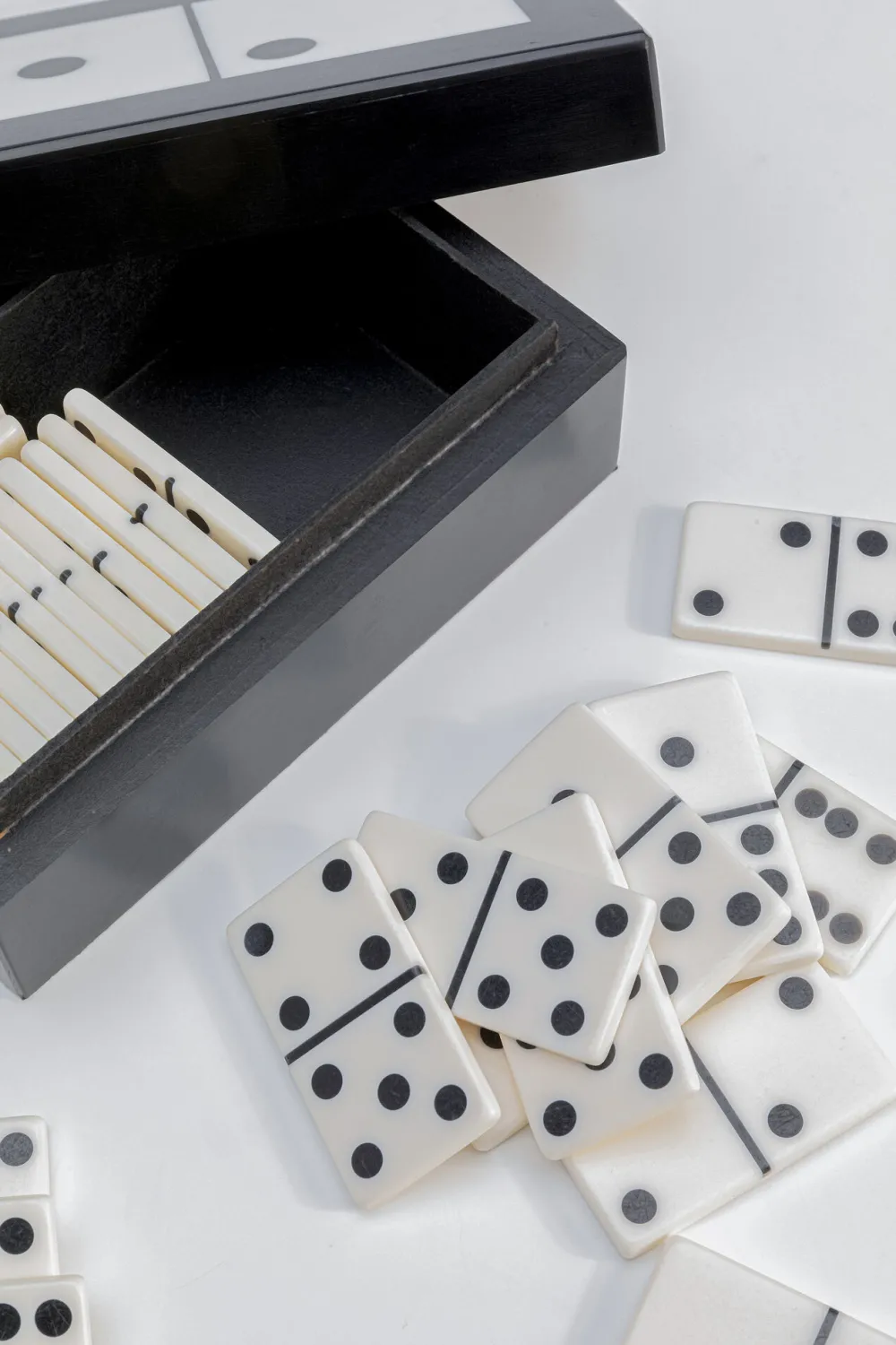 decofiguur_domino_blackwhite_xcm_3.webp KARE Design Decofiguur Domino Black/White 14x5cm