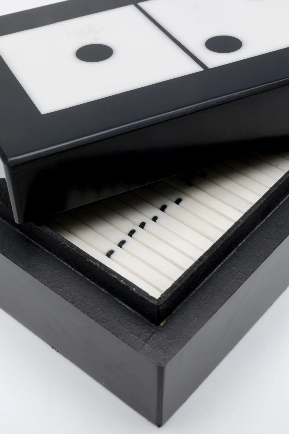 decofiguur_domino_blackwhite_xcm_4.webp KARE Design Decofiguur Domino Black/White 14x5cm