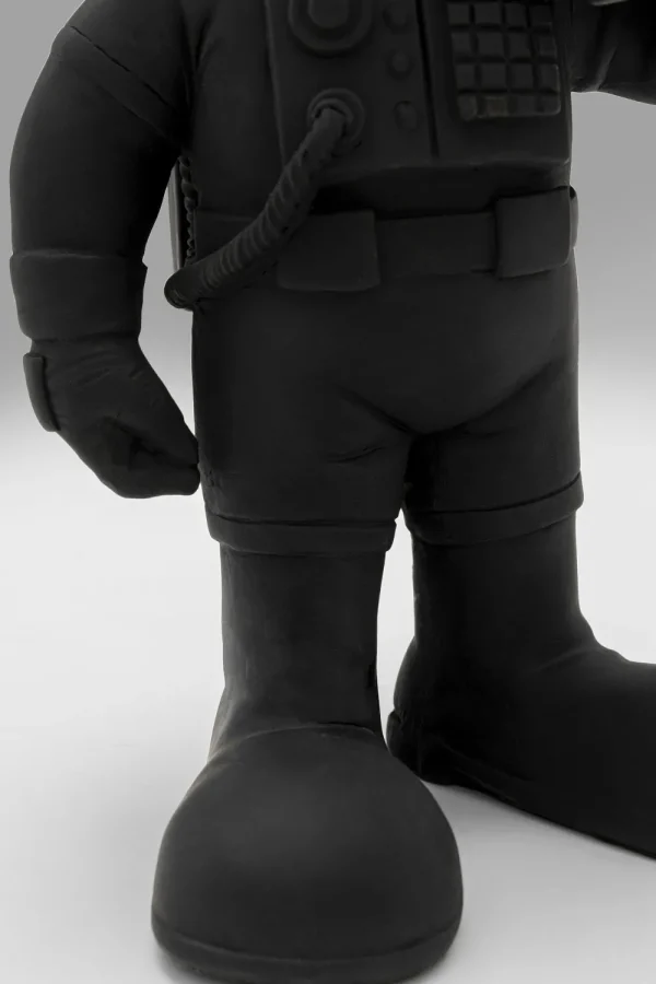 KARE Design Decofiguur Welcome Astronaut Black 27cm