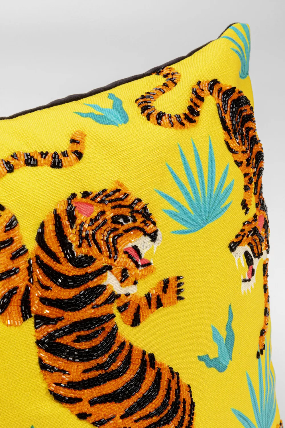 kussen_tiger_love_geel_xcm_2.webp KARE Design Kussen Tiger Love Geel 45x45cm