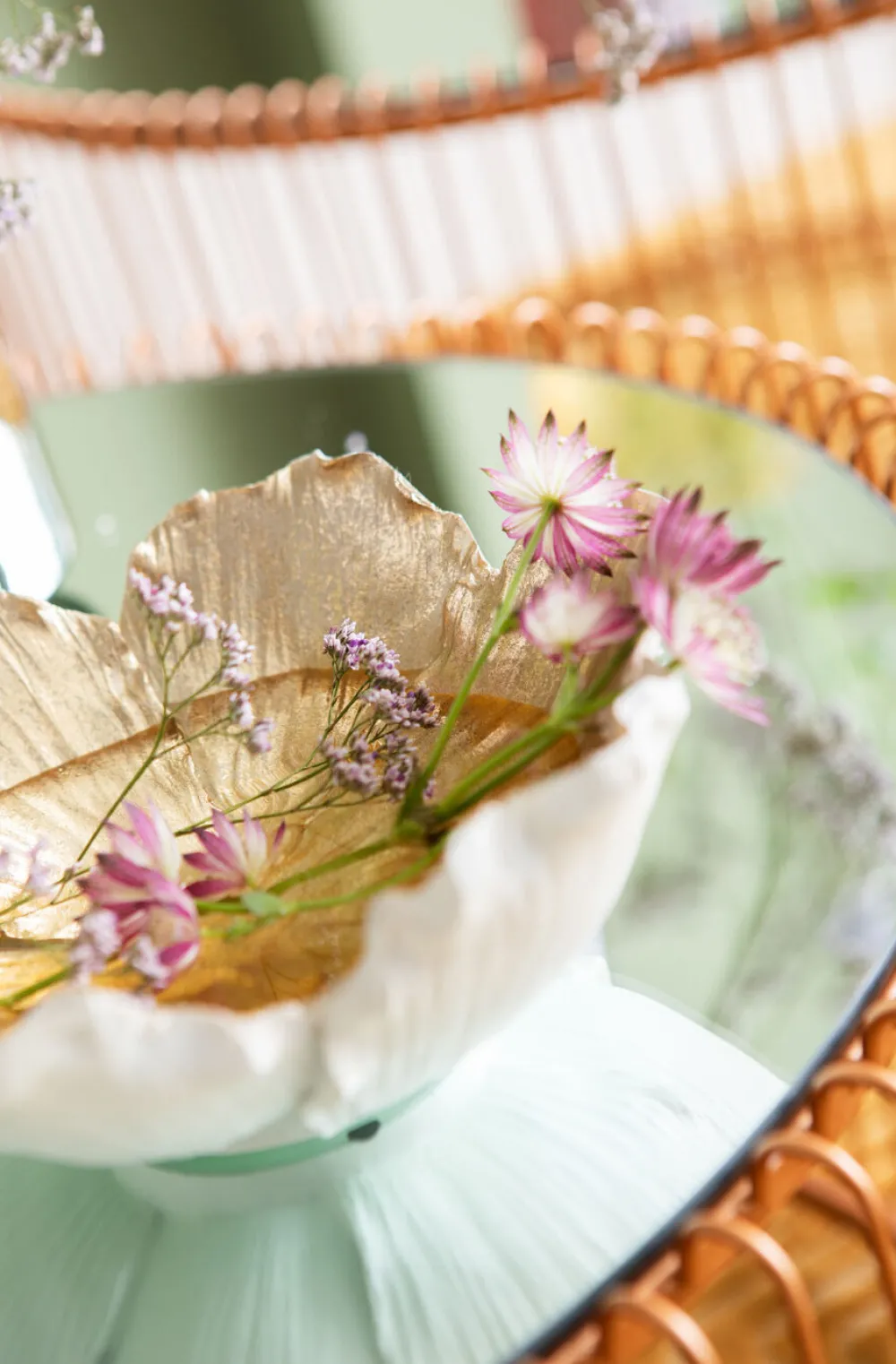 schaal_flower_bloom_creme_goud__3-1.webp KARE Design Schaal Flower Bloom Creme Goud Ø20